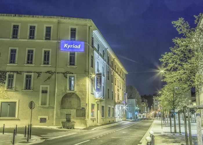 Kyriad Orange Centre Ville - Hotel Restaurant Bar - Galerie D'Art Des Princes - Provence Alpes Cote'Azur - France - Autoroute A7-A9 - Exit21- Chateauneuf-Du-Pape Avignon Bollene Nimes Valence - Terrasse - Repas - Petit Dejeuner