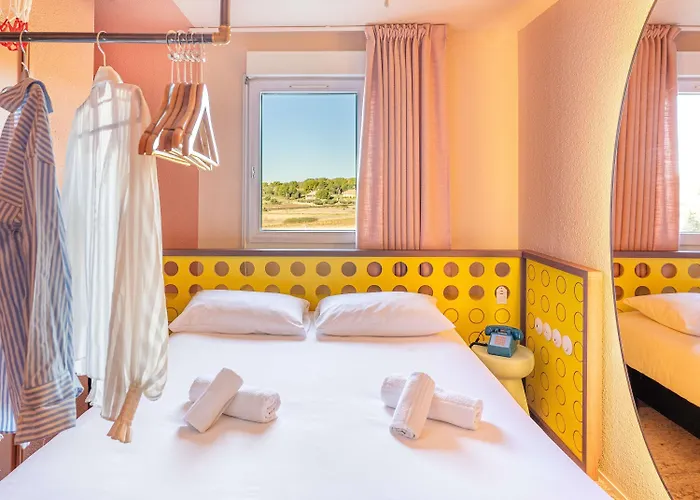 Ibis Styles Pont Du Gard Route D'Avignon